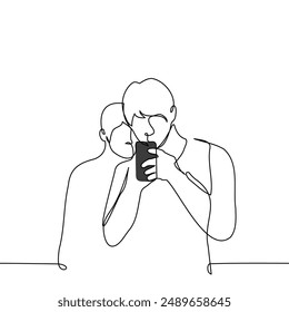 Der Mensch steht eingetaucht in den Bildschirm seines Telefons und ein anderer guckt von hinten heraus - eine Line-Art-Vektorgrafik. Handgemachte Vektorgrafik nicht KI