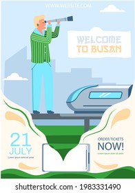 Der Mensch steht auf der Plattform der modernen Eisenbahn mit Hochgeschwindigkeitszug und sieht durch das Teleskop. Guy auf Ausflügen in Südkorea. Der Reisende erholt sich gegen Himmel und Natur, willkommen in der Stadt Busan