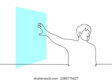 hombre de pie apuntando detrás de su espalda a la proyección azul en la pared - un vector de dibujo de una línea. conferencia de concepto o presentación