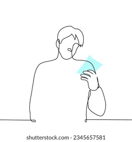 man se para y lee en una pequeña pieza de papel (nota, cheque o prescripción) - un vector de arte de una línea. el concepto leía texto escrito a mano de una hoja de papel
