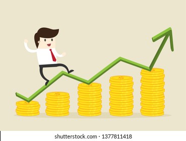 Hombre da un paso adelante en el aumento de columnas de monedas de oro aisladas en segundo plano con gráfico