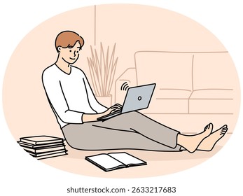 Muitos estudantes sentam-se no chão com laptop nos joelhos perto de livros didáticos e se preparam para o teste de exame na faculdade. Estudante do tipo Guy recebe educação a distância estudando via Internet