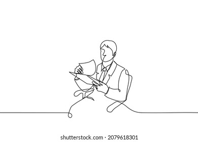 el hombre de traje se sienta volando por la carpeta con hojas de papel - un vector de dibujo de una línea. el empresario lee el informe, el contrato de cheques de abogado, el informe de comprobación, la auditoría 