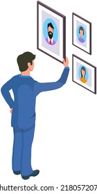 Hombre navegando por Internet, interactuando en medios sociales con íconos de perfil de avatares incluyendo hombres y mujeres. Iconos redondos con símbolo de cabeza de varias personas en foros web, mensajeros, chats, portales, blogs