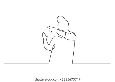 man se sorprende señalando y mostrando diseño de líneas de arte