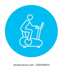 Entrenamiento de hombre en el icono de la línea de bicicleta estática para web, móvil e infografía. Icono de blanco vector en el círculo azul claro aislado en fondo blanco.