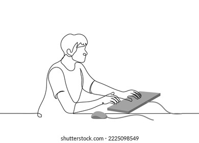 Mann, der neben der Computermaus auf der Tastatur tippt - ein zeilengezeichneter Vektor. Konzeptarbeit am Computer