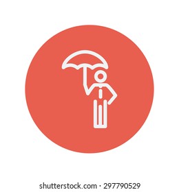 Hombre con el icono de la línea delgada del paraguas para diseño de la web y de la plana minimalista móvil. Icono blanco vector dentro del círculo rojo.