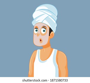 Hombre usando máscara cosmética para un mejor cuidado de la piel. Adulto masculino gracioso que se cuida a sí mismo con tratamiento de belleza
