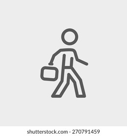 Homem andando com ícone de pasta fina linha para web e móvel, design plano minimalista moderno. Ícone cinza escuro vetorial no plano de fundo cinza claro.