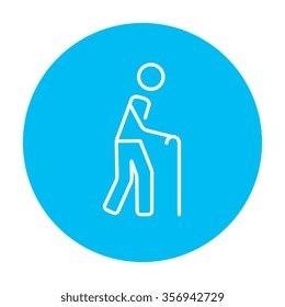 Hombre caminando con el icono de la línea de caña para web, móvil e infografía. Icono de blanco vector en el círculo azul claro aislado en fondo blanco.