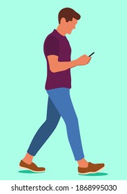 Hombre caminando lee y escribe un mensaje, teléfono móvil