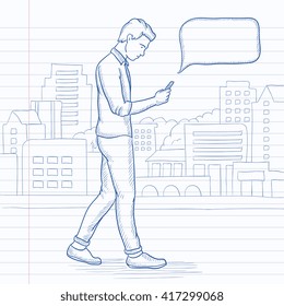 Man geht mit Smartphone.