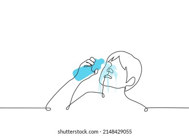 hombre regándose de una botella - un vector de dibujo de una línea. concepto para refrescarse, lavarse la cara