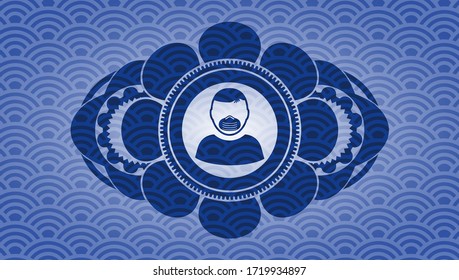 Mann mit Maske Symbol in blau Farbe japanisches Muster realistische Emblem. Geometrischer exquisiter Hintergrund. Illustration. 