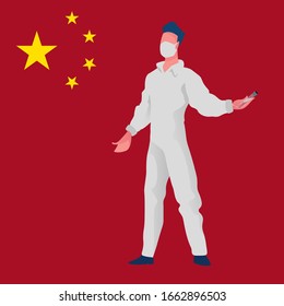 Un hombre con traje protector blanco está de pie con la bandera de China detrás