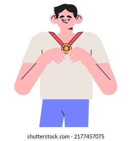 El hombre gana el primer lugar en la competencia. Idea de éxito, liderazgo, victoria. Reconocimiento de empleados y mejor trabajador ostenta medalla de oro. Éxito y logro en el concepto de negocio o carrera. 