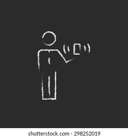 Mano de señal hombre e inalámbrica dibujada en tiza sobre un icono blanco vector de pizarra en un fondo negro