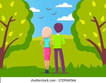 Hombre y mujer, pareja enamorada caminando en el verde parque de la ciudad y mirando lejos a los pájaros volando en el cielo azul. Relación romántica, fecha en la naturaleza, chica y hombre, citas o romances, visión de los amantes