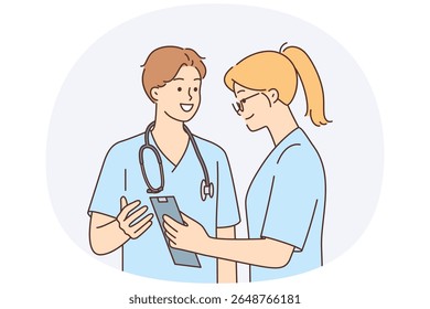 Homem e mulher vestidos de médicos estão discutindo com sorriso tratamento de paciente ou medidas diagnósticas corretas. Cara com menina trabalhar como médicos cirurgiões no hospital e construir carreira no campo da medicina