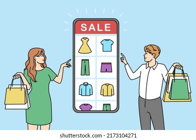 Hombre y mujer comprando en línea un smartphone a la venta. La gente compra pedidos en internet usando una aplicación de teléfono móvil. Concepto de oferta especial. Ilustración vectorial. 