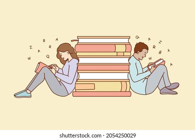 Hombre y mujer sentados cerca de libros apilados lectura relajante el fin de semana. A los amantes de la literatura les gusta leer solos. Conocimiento, educación, oruga. Carácter de dibujo, ilustración vectorial plana. 