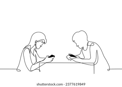 hombre y mujer están sentados en la mesa frente a otros con la cabeza enterrada en sus teléfonos - un vector de arte de una línea. obsesión conceptual con las redes sociales, adicción al teléfono