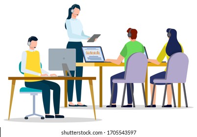 Mann und Frau Teamwork Kommunikation mit Computer. Menschen mit Headset Wireless-Gerät, die auf dem Desktop sitzen und mit Laptop im Büro oder Klassenzimmer arbeiten. Ausbildung von Männern und Frauen mit PC-Vektorillustration