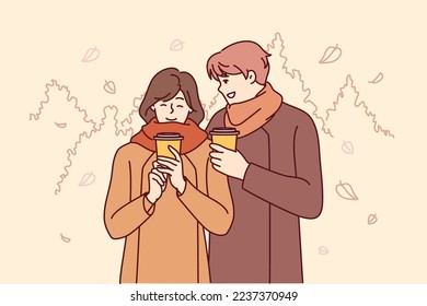 Hombre y mujer vestidos de abrigo caminando en otoño y bebiendo café caliente sonriendo. Feliz novio y novia pasan citas al aire libre relajándose en el fin de semana en el parque de la ciudad. Ilustración vectorial plana