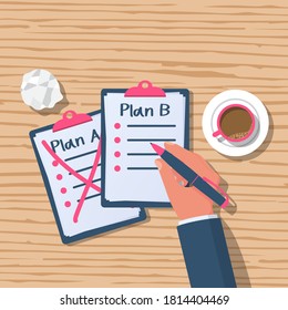 Un hombre en la mesa de madera escribe el plan B. Falló el plan A. Los humanos pasan al segundo plan. Diseño plano de ilustración vectorial. Aislado en segundo plano. Solución de éxito. Idea alternativa. Escribir en el portapapeles.