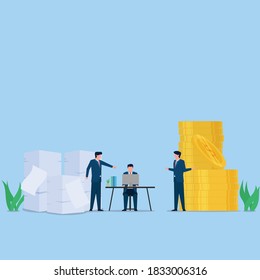 El hombre trabaja en el escritorio más allá de la pila de papel y la metáfora del dinero del esfuerzo y la recompensa. Ilustración de concepto de vector plano empresarial.