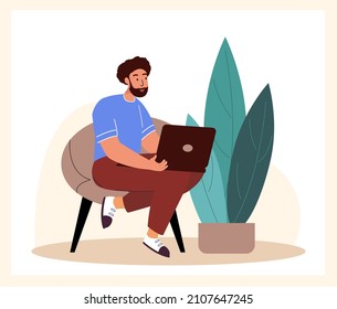 El hombre trabaja con el ordenador portátil a través de Internet.Trabajador independiente de TI trabajando en línea.Trabajador independiente sentado en la silla y escribiendo con el ordenador en las vueltas. Ilustración vectorial plana aislada en fondo blanco