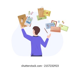 Hombre trabajando con cartas de correspondencia en sobres de papel. Vista desde atrás de un joven de pie con sobres retro, postales y sellos postales sobre su vector plano de cabeza