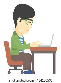 Hombre trabajando en una laptop.