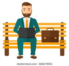 Hombre trabajando en laptop.