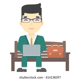 Hombre trabajando en laptop.