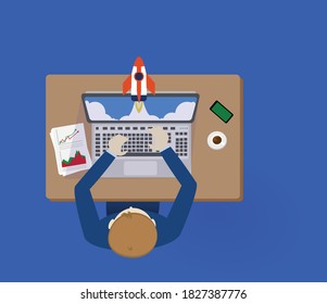 Un hombre trabajando en una laptop de fondo azul. Estrategia de negocio, idea creativa. Vista superior. Diseño plano.