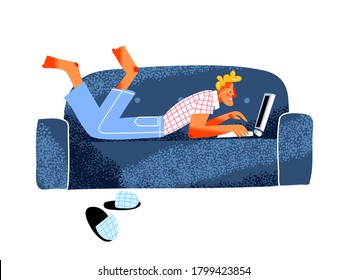 Hombre trabajando en una laptop tendida en el sofá en la sala de estar. El autónomo trabaja a distancia desde una cómoda oficina en el hogar. Ilustración vectorial de teletrabajo, tecnología de empleo en línea