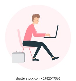 un gerente con una bolsa está sentado en una laptop, estudiando o trabajando