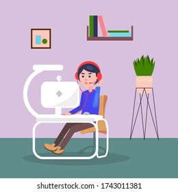 Gestor de asistencia técnica o de centro de llamadas. Trabajo a distancia de cuarentena. Trabajo independiente en casa. Un chico joven con auriculares con auriculares hablando con un cliente. Computadora moderna con cámara web, lámpara en la mesa
