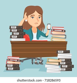 Gerente sentado no local de trabalho com pilhas de documentos e mantendo o telefone celular em mãos. Gerente caucasiano sentindo estresse do trabalho. Conceito de estresse no trabalho. Ilustração de desenho animado vetorial. Layout quadrado.