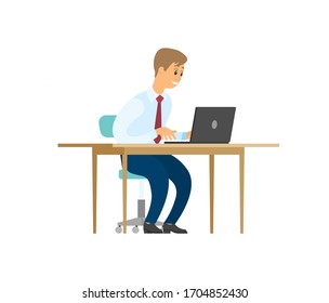 Administrador trabajando en portátil, sentado en el vector de silla aislado. Trabajador masculino en el lugar de trabajo, escribiendo en un cuaderno, hombre de negocios sonriente en el ordenador, estilo de caricatura