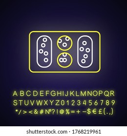 Icono de luz de neón de Mancala. Efecto luminoso exterior. Antiguo juego de mesa de estrategia competitiva, antiguo signo de actividad recreativa con alfabeto, números y símbolos. Ilustración de color RGB aislada por vectores
