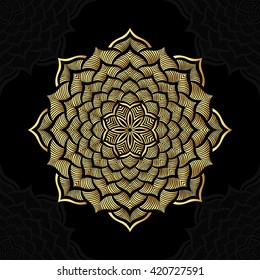 Mandala. Patrón de adorno redondo dorado sobre fondo negro.