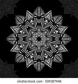 Mandala. Patrón de ornamento redondo sobre fondo negro.