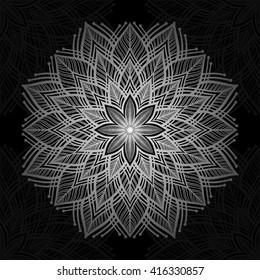 Mandala. Diseño de adorno redondo plateado sobre fondo negro.