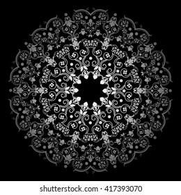 Mandala. Silber-rundes Verzierungsmuster auf schwarzem Hintergrund.