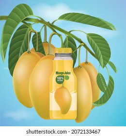 Jugo de mango en una botella con mangos con ramas y hojas.
