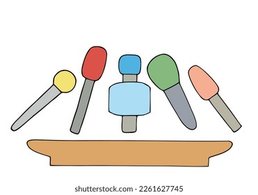 Muchos micrófonos diferentes sobre la mesa, tribune durante la conferencia de prensa, entrevista. Dibujo a mano libre. Doodle. Mano Cortada. Esquema.	
