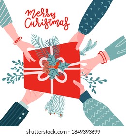 Muchas personas diferentes, Hands, sostiene el gran regalo rojo con cintas y ramas forestales en la fiesta navideña. La temporada de saludos y la celebración en vacaciones. Amor, disfruta, comparte el concepto. Feliz Navidad